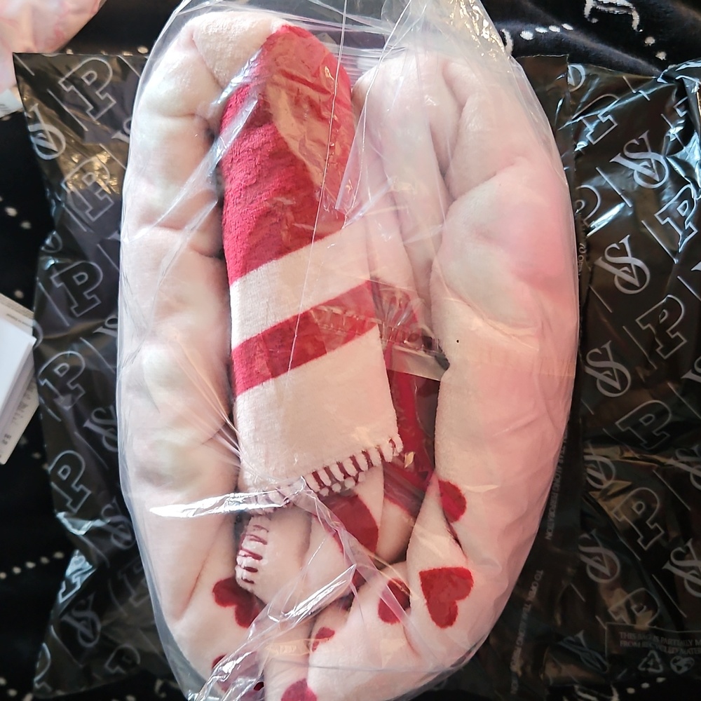 Victoria's Secret Valentines Cozy Fleece Throw Blanket NEW Pink & Red Hearts - Picture 6 of 9